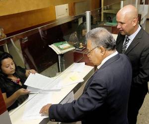 Los abogados de la Barra de Abogados Anticorrupción llegaron este martes a la Fiscalía Anticorrupción. (Foto: Mario Urrutia)