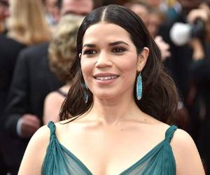 América Ferrera lució un discreto maquillaje en colores neutros.