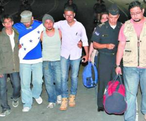 Miguel Briceños (camisa de Bandera Nacional), Luis Alejandro Banegas (de gorro), junto a sus familiares al momento de abandonar el lugar donde se mantenían en huelga de hambre.