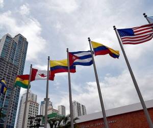 Banderas ondean en el centro de convenciones Atlapa, sede de la VII Cumbre de las Américas. (Foto: AFP)