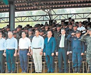 El presidente Juan Orlando Hernández encabezó ayer una ceremonia de premiación de los miembros de Fusina en el campo de parada Marte.