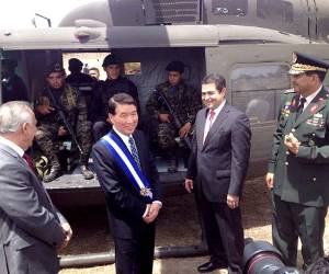El ministro de Defensa taiwanés, Kao Guang Chi, junto al presidente Juan Orlando Hernández.