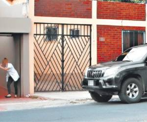 La masajista abre el portón de la clínica a uno de sus clientes. Previamente, las personas que visitan estos lugares llaman por teléfono para que estén prestos para dar el ingreso al establecimiento.