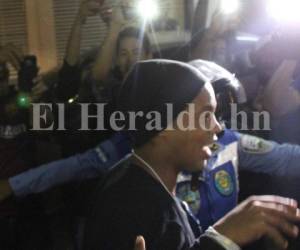 Locura afuera de hotel donde se hospedará Ronaldinho.