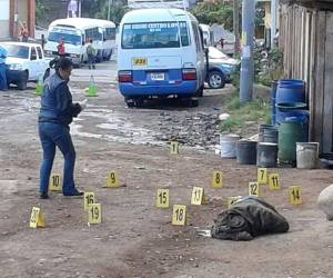 El cadáver de Henry Fuentes quedó tendido en la terminal de buses de El San Felipe. (Fotos: Efraín Salgado).