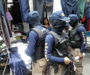 Agentes de la Fuerza Nacional Antiextorsión recorrieron la quinta avenida de Comayagüela.