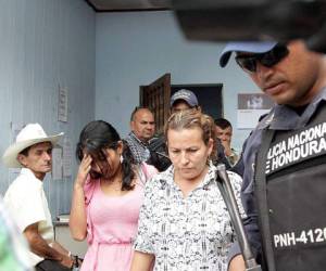 Doña Teresa Muñoz y su hija Corina al salir de las oficinas del Ministerio Público en Santa Bárbara.