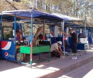 Instalación de puestos en aldea de Suyapa. (Foto: Karla Gómez)