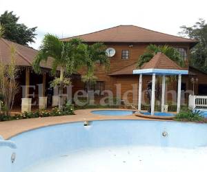 Interior de la hacienda La Providencia, allanada este martes en Santa Bárbara, en el occidente de Honduras.