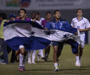 Los jugadores hondureños celebraron con todo su pase al Mundial de Chile.