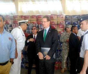 El embajador James Nealon realizó entrega de bodegas y equipo donado por el Comando Sur de Estados Unidos a Honduras. (Foto: Alex Pérez)