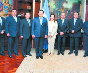 El presidente Juan Orlando Hernández, junto a los nuevos funcionarios de su gabinete, tras la juramentación en el Despacho Presidencial.
