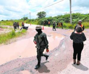 Miembros de la Policía Militar del Orden Público (PMOP) permanecieron en varios retenes cerca del centro Renaciendo.
