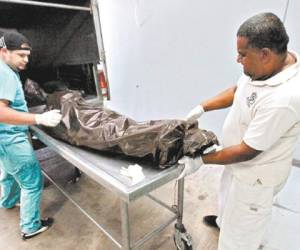Personal de Medicina Forense ingresó a la morgue el cadáver del taxista Santos Armando Juárez Cruz.
