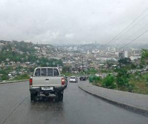 La capital hondureña amaneció este lunes bajo una pertinaz llovizna.