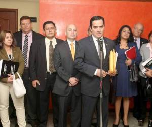 Miembros de la Comisión Multipartidaria del Congreso Nacional tras su reunión con el fiscal general Óscar Chinchilla.