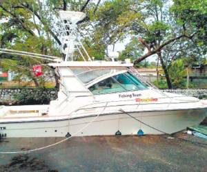 Este yate, propiedad del empresario Rolando Sabillón, es parte de los bienes asegurados por las autoridades en el municipio de Omoa, Cortés.