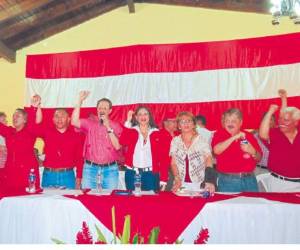 Mauricio Villeda dio un discurso en Comayagua, donde y entregó libros y carnéset a los líderes de base de las comunidades