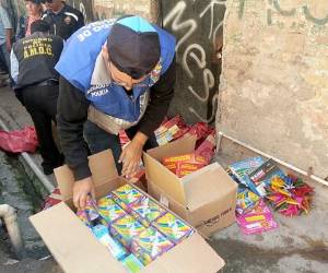 Decomiso de pólvora en los mercados de Comayagüela. (Foto: Eduardo Domínguez)