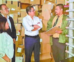 Hernández visitó el almacén del Hospital General San Felipe para corroborar la entrega de más de dos millones de lempiras en medicamentos.