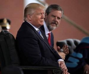 El Presidente Donald Trump y Jerry Falwell, Presidente de Liberty University, en el escenario durante un comienzo en la Universidad de la Libertad.