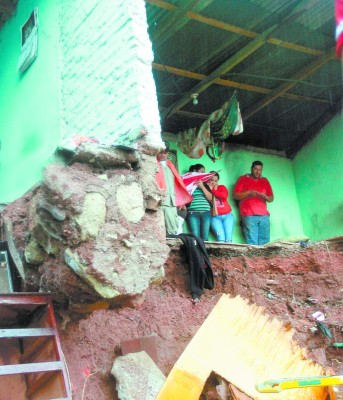 Rescatan a joven soterrado por deslizamiento en la capital