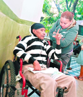 Entre el olvido y la precariedad luchan pacientes oncológicos