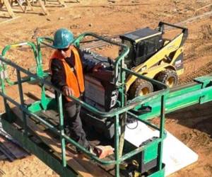 Con sus habilidades en maquinaria el experto catracho Reniery Rueda, comparte esta postal desde su centro de trabajo en Long Island, New York, Estados Unidos.