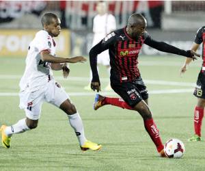Jerry Palacios es marcado por Rolando Algandona del Sporting San Miguelito.
