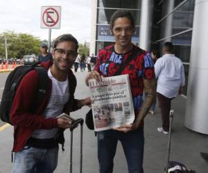 Los venezolanos Toñito León y René Velazco posando con un ejemplar de diario EL HERALDO./Foto Emilio Flores.