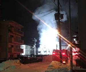 El humo se eleva desde una residencia para personas mayores en Sapporo, al norte de Japón, el 1 de febrero de 2018.Once personas murieron después de que estallara un incendio en una residencia para ancianos con dificultades financieras en el norte de Japón, dijo la policía el 1 de febrero. / AFP PHOTO / JIJI PRESS / - / Japan OUT