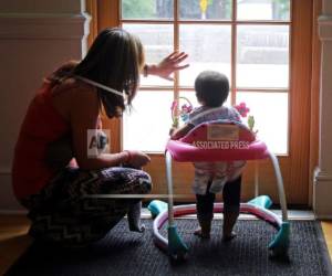 Foto tomada el 18 de mayo del 2018 de la hondureña Vicky Chávez con su hija Issabella en la iglesia donde se ha refugiado en Salt Lake City, Utah.