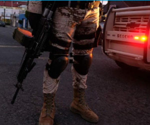 Miembros de la Fuerza Civil acudieron entonces al lugar, donde hallaron a cinco hombres calcinados dentro del vehículo, tres de ellos en la caja del mismo.