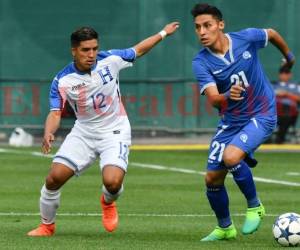 El salvadoreño Bryan Tamacas (R) compite con Michaell Chirinos de Honduras durante un partido amistoso internacional en el estadio RFK en Washington.