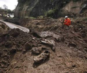 El desprendimiento de tierra soterró cinco casas, dos autobuses y un camión, precisó el funcionario.