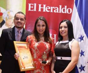 La ganadora del concurso, Carmina Samayoa (al centro), junto a los jefes de Redacción de diario EL HERALDO, César Rivera y Glenda Estrada.