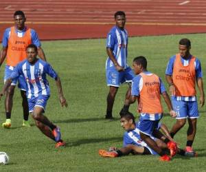 Dos posibles titulares Ever Alvarado y Bryan Acosta muy probablemente inicien ante EE UU.