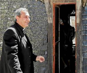 El cura español Lucio Angel Vallejo Balda es acusado de divulgar documentos confidenciales.