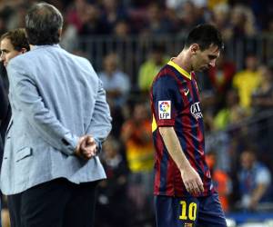 Messi no saludó al Tata Martino al momento de salir de cambio con la cabeza baja.