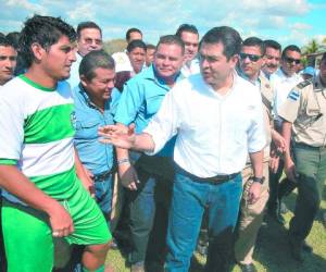 JOH estuvo en Langue, donde presenció parte del partido que Motagua ganó 4-1 al Calvario.