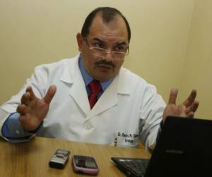 El médico especialista hondureño Dennis Chirinos fue suspendido por ocho días del Hospital Escuela Universitario.