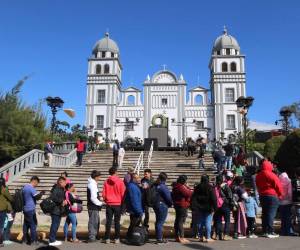 Miles de hondureños se llegan hasta la Basílica de Suyapa para rendirle honor a la patrona de Honduras.