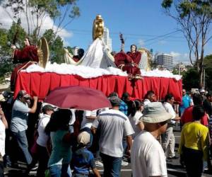Las celebraciones se inauguran con un estruendo tanto celestial como terrenal en conmemoración del aniversario del patrón celestial de la ciudad: el Arcángel San Miguel.