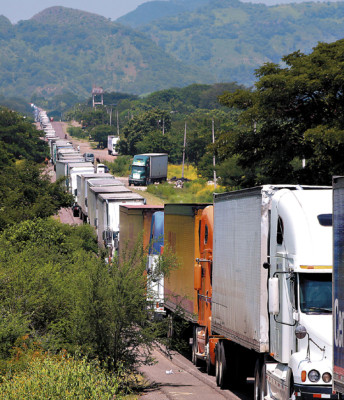 Pérdidas millonarias deja a Honduras huelga de salvadoreños en aduana de El Amatillo