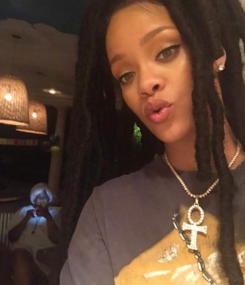 Rihanna es captada bebiendo alcohol de su lujosa ánfora durante los Grammy 2017