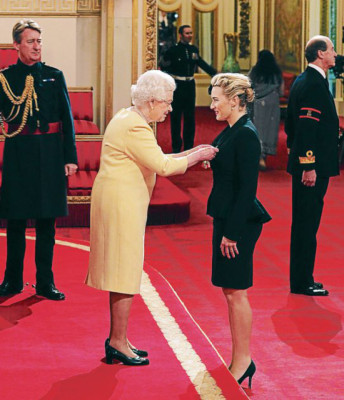 Kate Winslet recibe título real de manos de la Reina