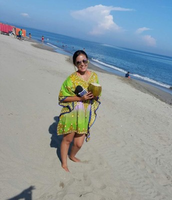 Elsa Oseguera se da un chapuzón en Tela