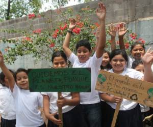 Los alumnos de la Escuela John F. Kennedy se enlistaron para participar en la marcha ecológica a realizarse este día. Foto: Johny Magallanes/El Heraldo.