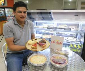 El Emprendedor Eduardo Andino posando junto a sus deliciosas creaciones.