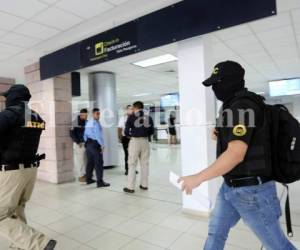 Personal de la Agencia Técnica de Investigación (Atic) en el aeropuerto Toncontín luego del ingreso de Jorge Barralaga Rivera a Honduras. Foto: Jimmy Argueta/ ELHERALDO